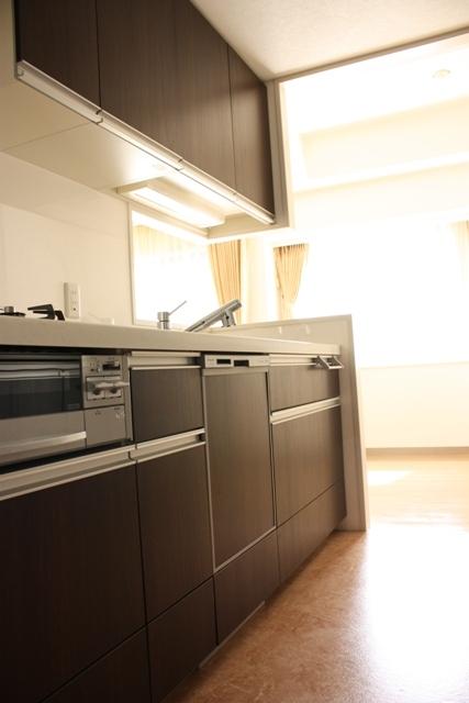 Living. Good face-to-face system kitchen user-friendly