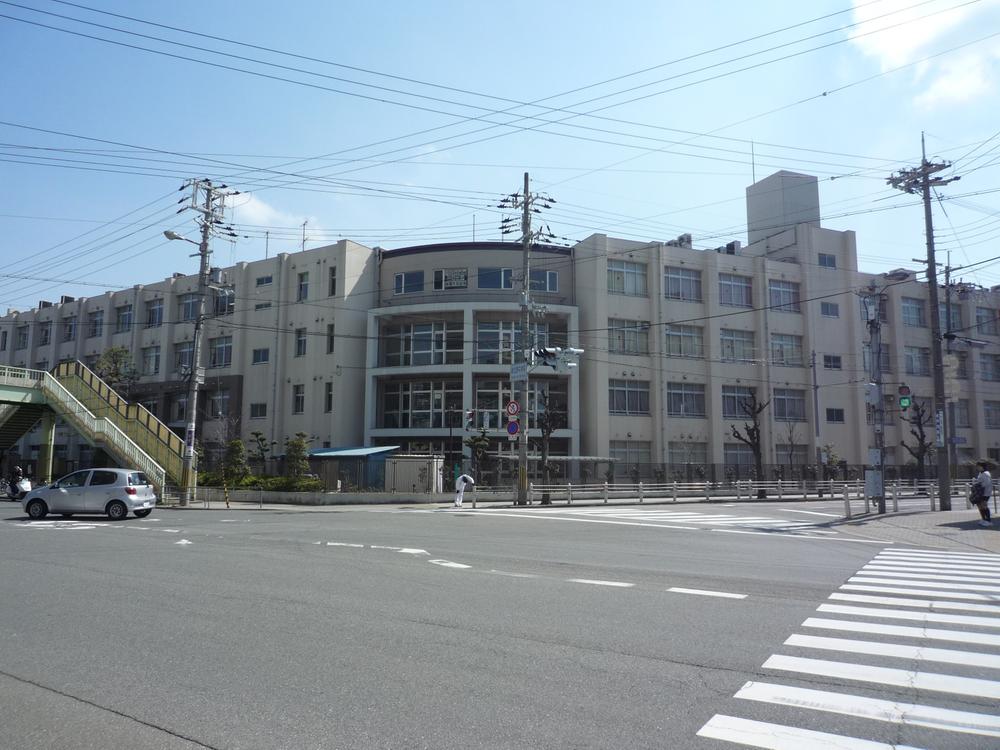 Junior high school. 990m to Osaka Municipal Shinkitano junior high school