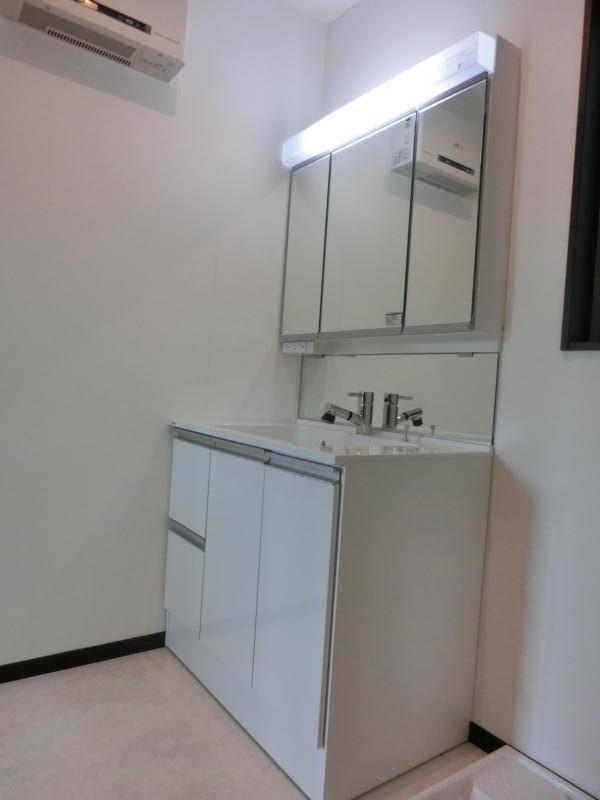 Wash basin, toilet. Indoor (June 2013) Shooting