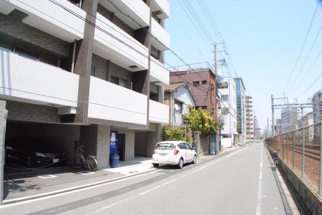 Entrance. Straight line to the station Nandesu