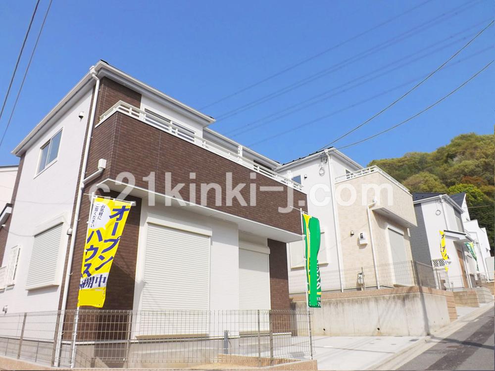 Same specifications photos (appearance). Same specifications photos (streets) all 2 House! Corner lot!