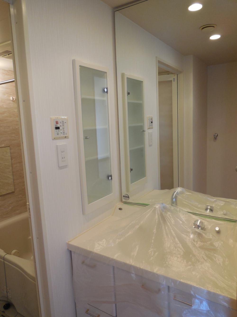 Wash basin, toilet. Shampoo dresser of a large mirror