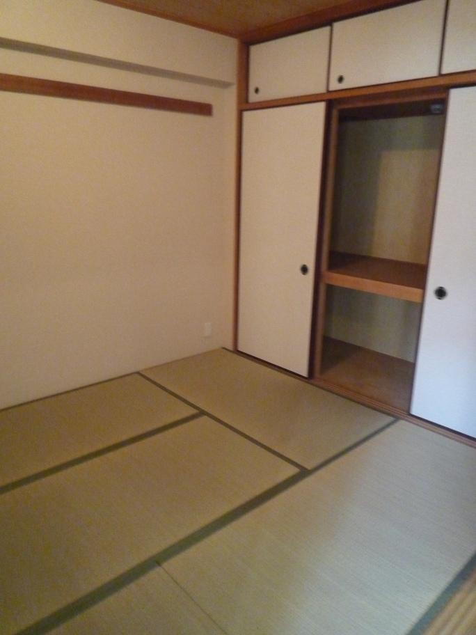 Non-living room. Handy and there is a beautiful Japanese-style