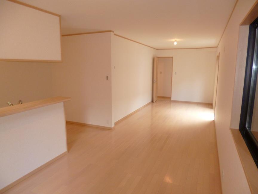 Same specifications photos (living). Insert the light and wind, It is a comfortable space that will want to stay much full of sense of openness.