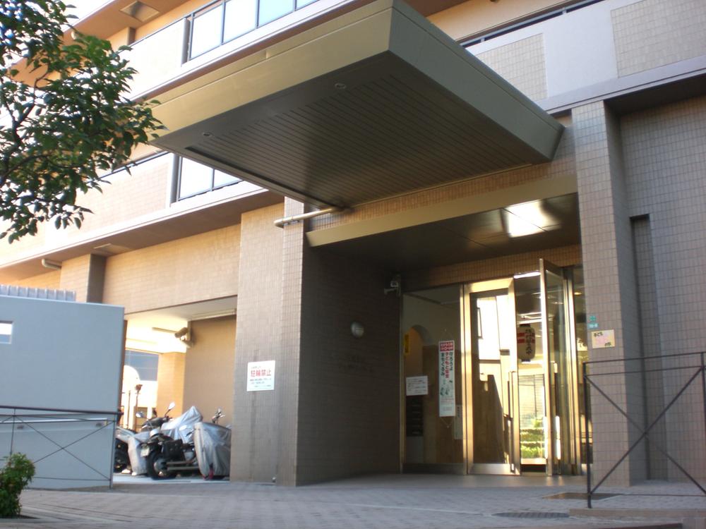 Entrance. Hankyu Mikuni Station 1-minute walk of the good location