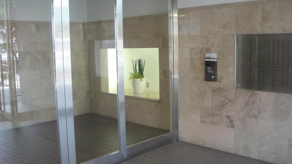 Entrance. Peace of mind in the auto lock with monitor