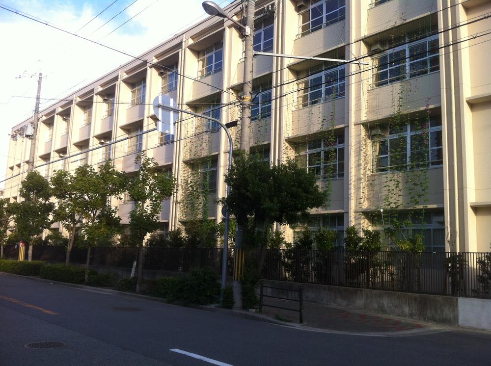 Primary school. About 3 minutes 240m walk to Tagawa elementary school. School motto is "strongly Correctly Cheerful to ". Young ・ small ・ Cooperation in the medium, Firmly cemented healthy life habits and greetings, We are focusing on the development of healthy children.
