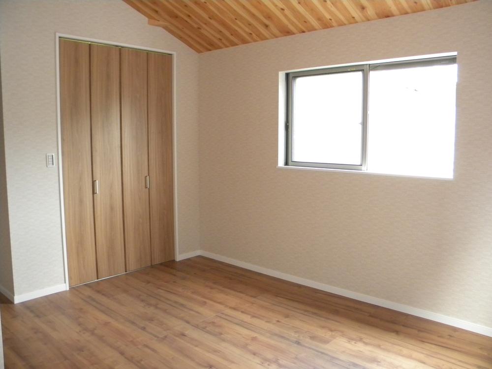 Non-living room. Housed plenty of Western-style. Because gradient ceiling to the flow of air also flows through well-designed. This room feel the breadth!