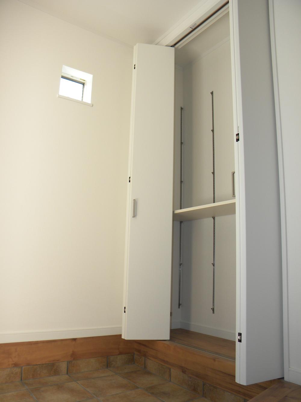 Entrance. Set up a large-scale storage in the front door. Also overflowing tend shoes, This cleaner can be stored!