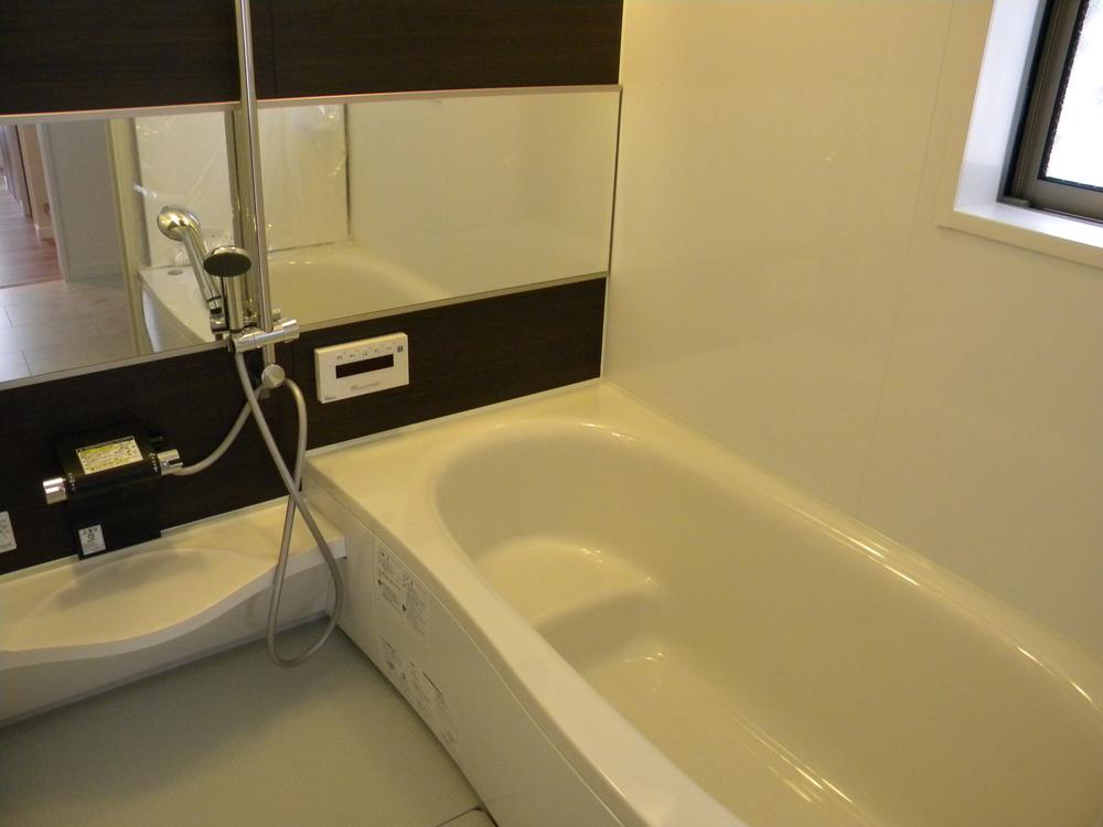 Other Equipment. Wide bathtub that can comfortably. In two colors of white and dark brown, Bright and calm bathroom. Also it has been making the spread of Ease entered together in a parent-child.
