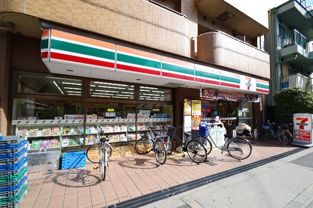 Convenience store. Eleven Hankyu Mikuni Ekimae up (convenience store) 79m