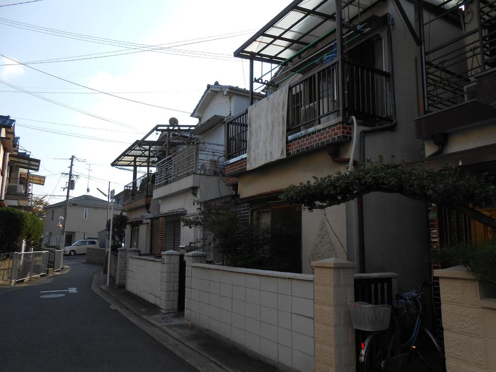 Local photos, including front road. Super is also a nice house of the nearby convenience! 