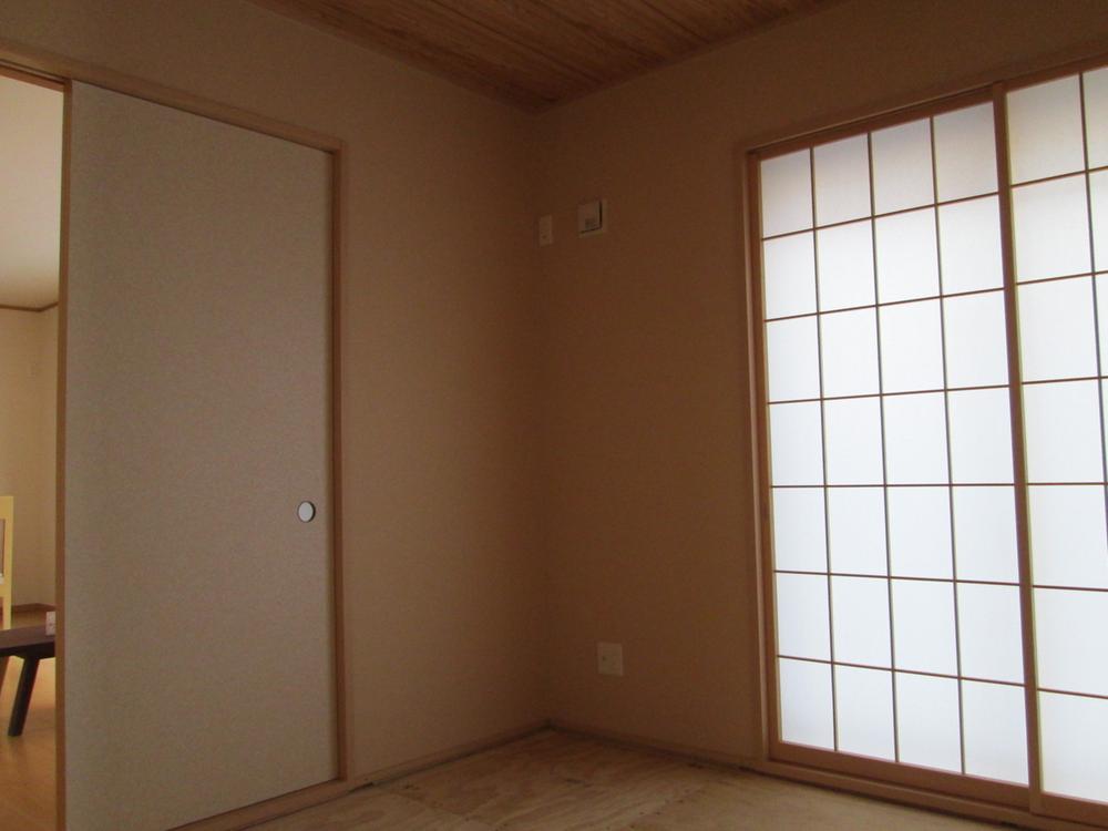 Non-living room. I hope there is also a Japanese-style room.