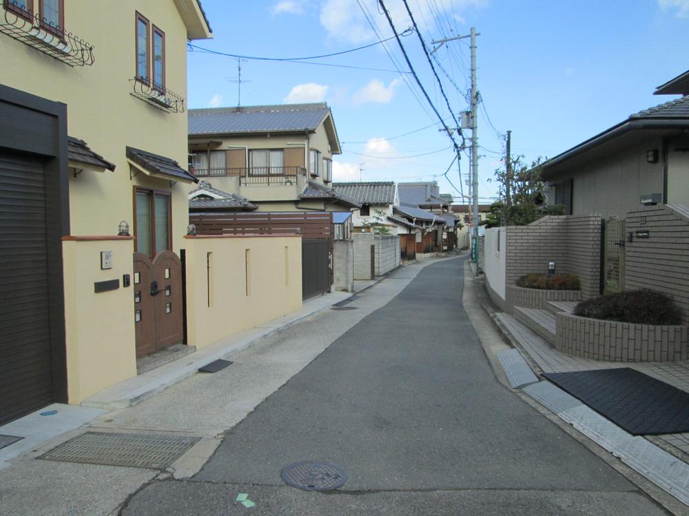 Local photos, including front road. It is located in a quiet residential area. 