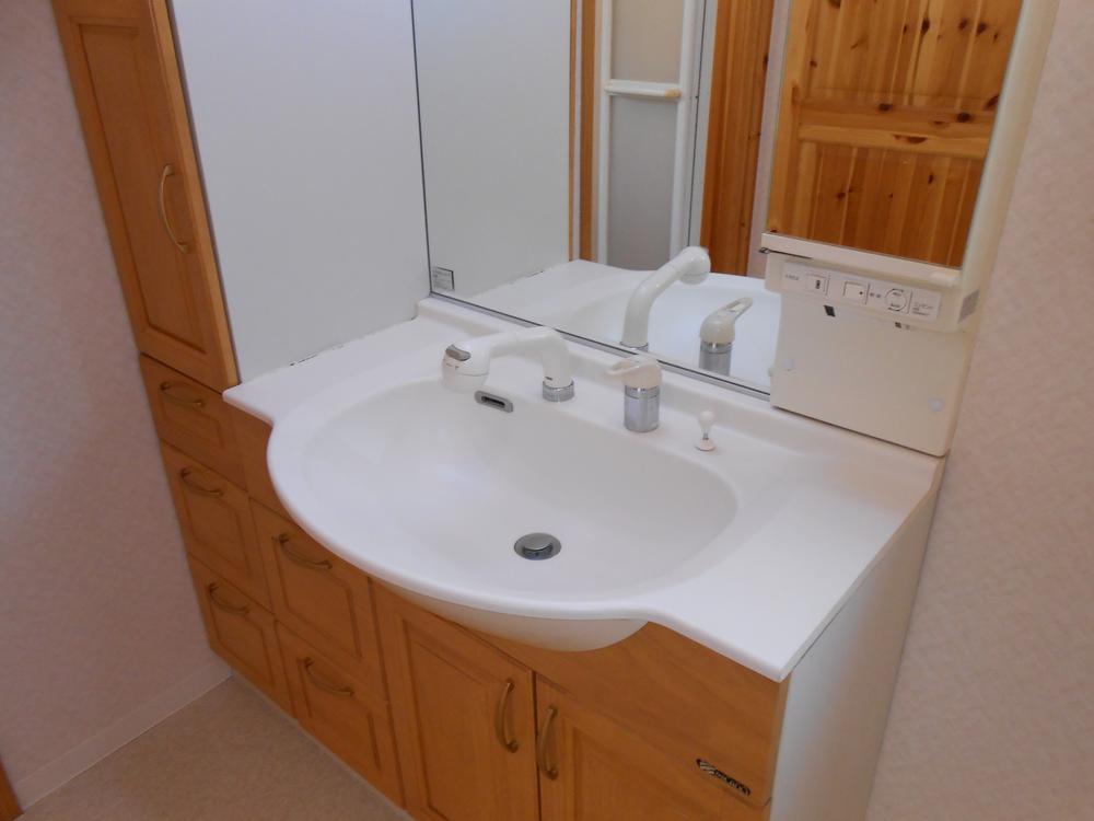 Wash basin, toilet. Functionality, It has excellent storage capacity! 