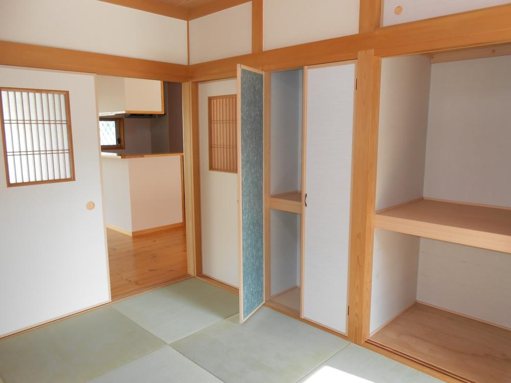 Non-living room. It is a Japanese-style room with a calm atmosphere
