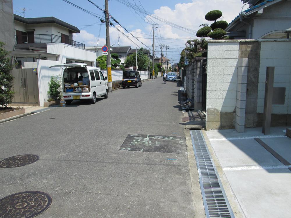 Local photos, including front road. Before the road is also widely quiet residential area.