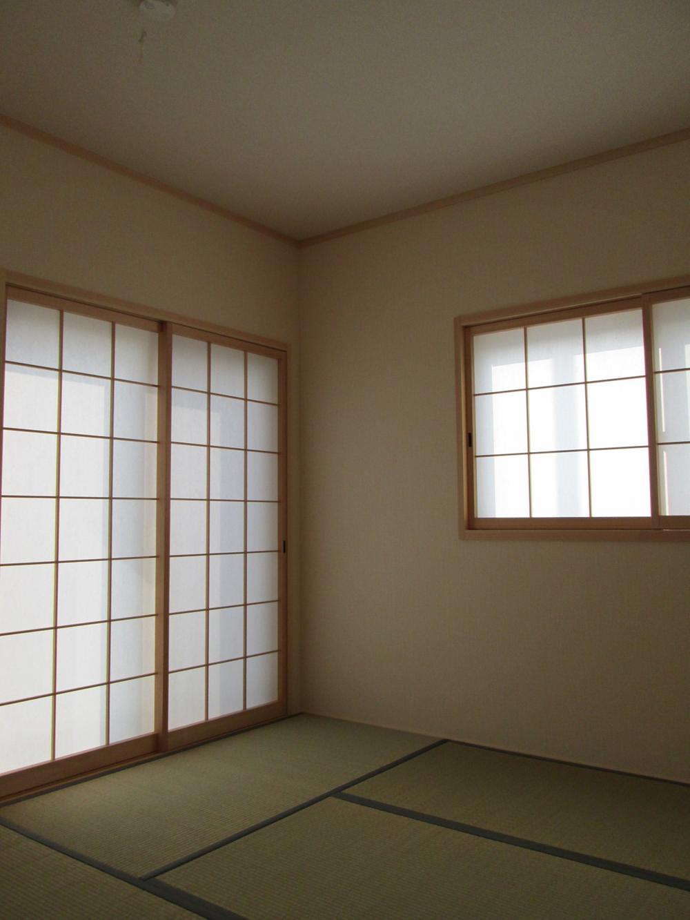 Non-living room. South-facing Japanese-style room is also pleasant.