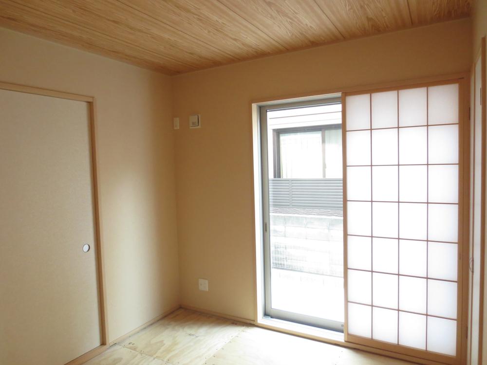 Non-living room. Also it comes with a closet in the Japanese-style room