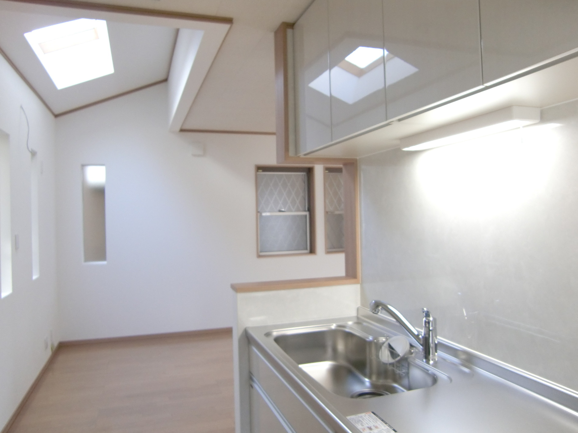 Kitchen. While located on the north side, Also ensure adequate lighting by installing a skylight. System kitchen equipped with a dishwasher, glass top stove. The foot also floor heating (No. 6 locations)