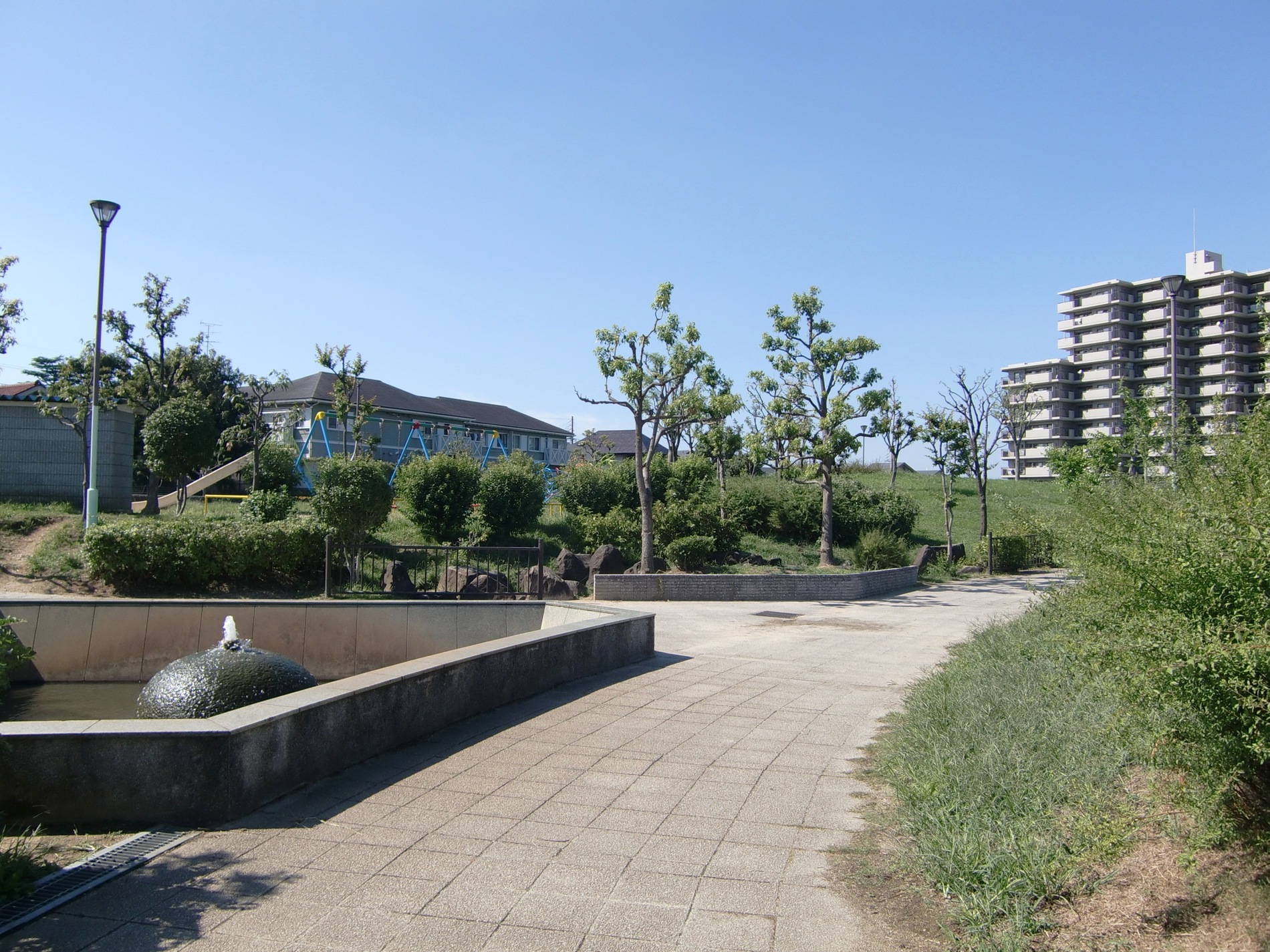 park. Enclose the 980m large pond to Tomi Okakita park, Maintained park in beautiful, Such as near a kindergarten visit in extracurricular lesson, Also seen figure that run around in healthy children, It has become the oasis of citizen