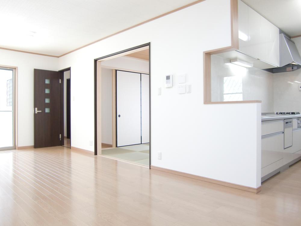 Living. Japanese-style room that can enter and leave directly from the front door is okay to come steep customers. Also stored securely futon for the visitors in the closet of wide enough. And keep open the sliding door to LDK and about 22 tatami spacious space of integral (No. 6 locations)