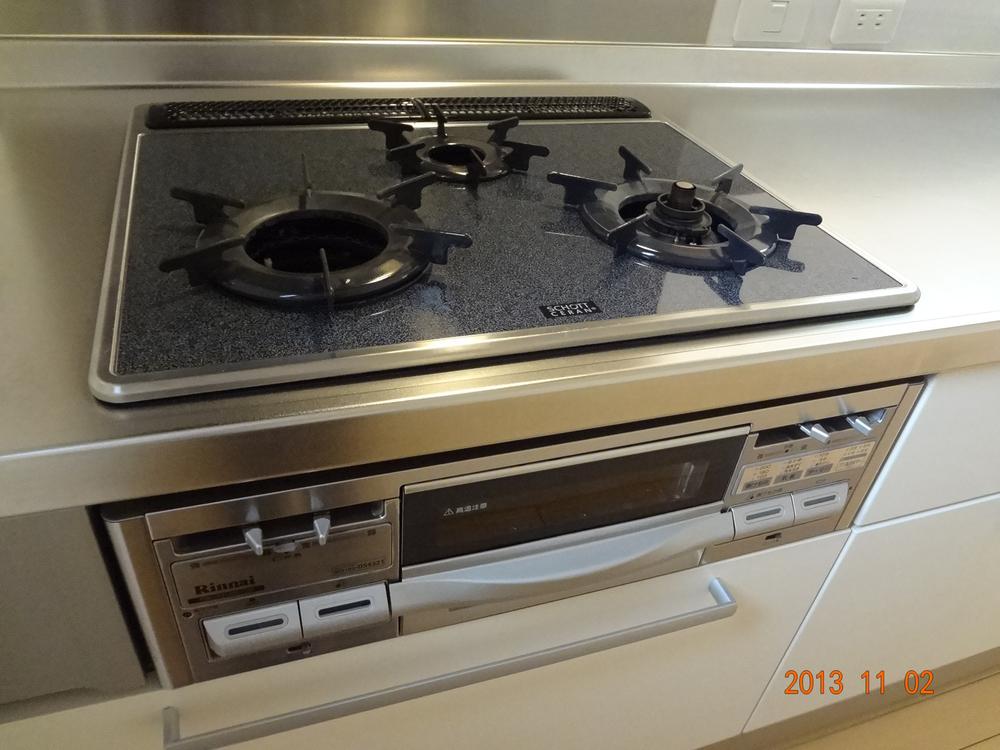 Other. It is clean is also easy is equipped with a glass top stove ☆ 