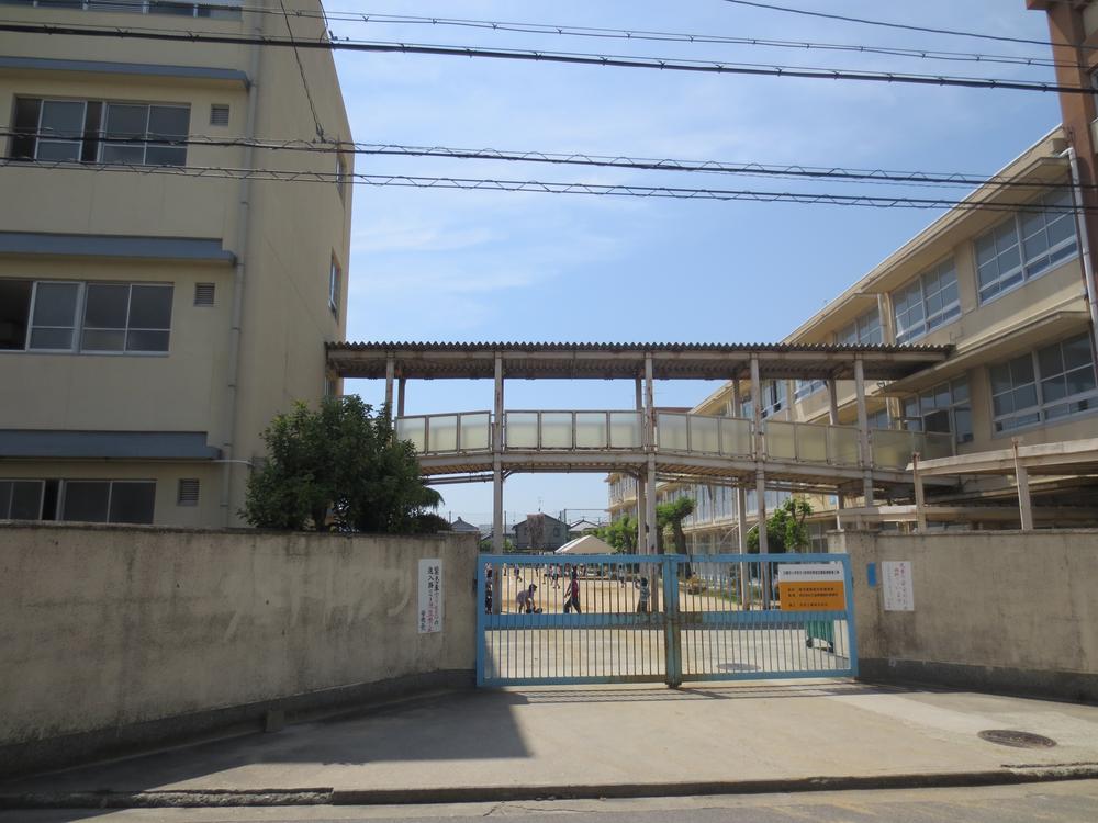 Primary school. South Hachishita I school of 510m children is also safe and a 7-minute walk to elementary school