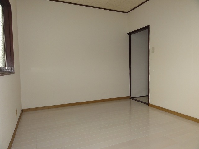 Other room space. Room very beautiful in renovated ^^