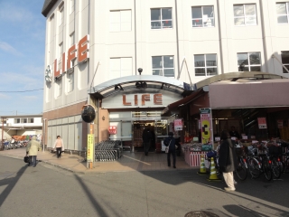 Shopping centre. 486m up to life Hatsushiba store (shopping center)