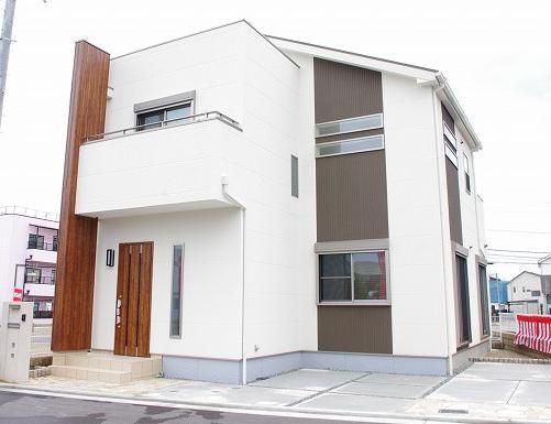 Local appearance photo.  [Model house appearance] The appearance is full of clean impression that white was the keynote! It has become a household chores flow line that was considered the ease-of-use.  Local (April 2013) Shooting