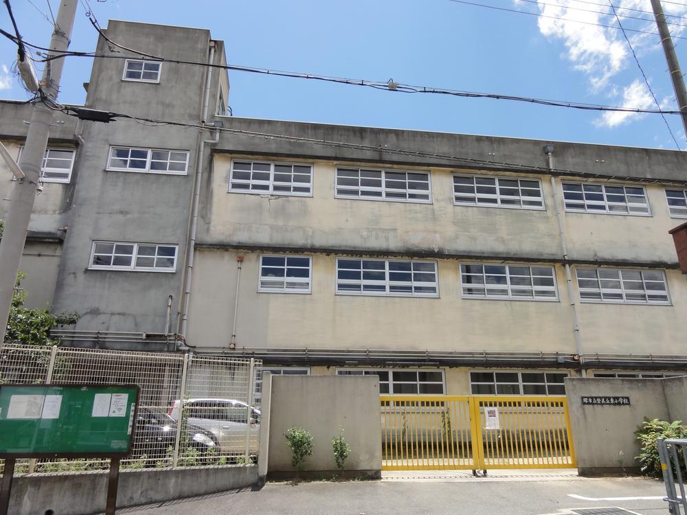 Primary school. Sakaishiritsu Tomio Okahigashi to elementary school 1306m