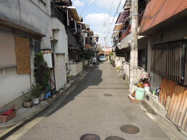 Local photos, including front road. It is easy to spend in calm streets. 