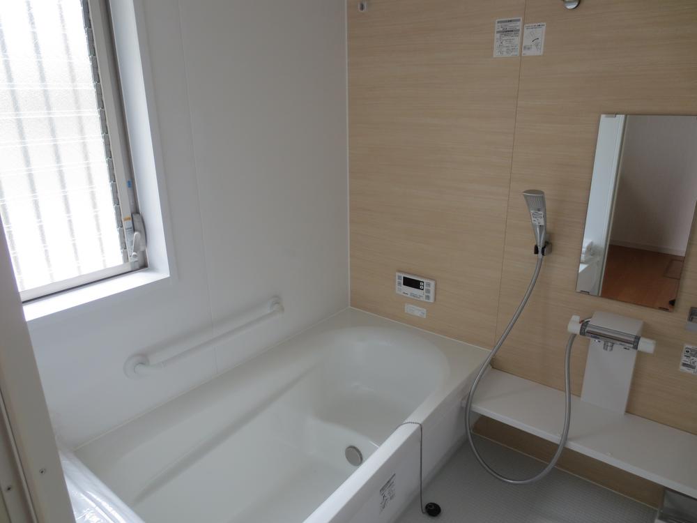 Bathroom. It comes with large windows ☆ Bright Bathing was a white and beige ☆