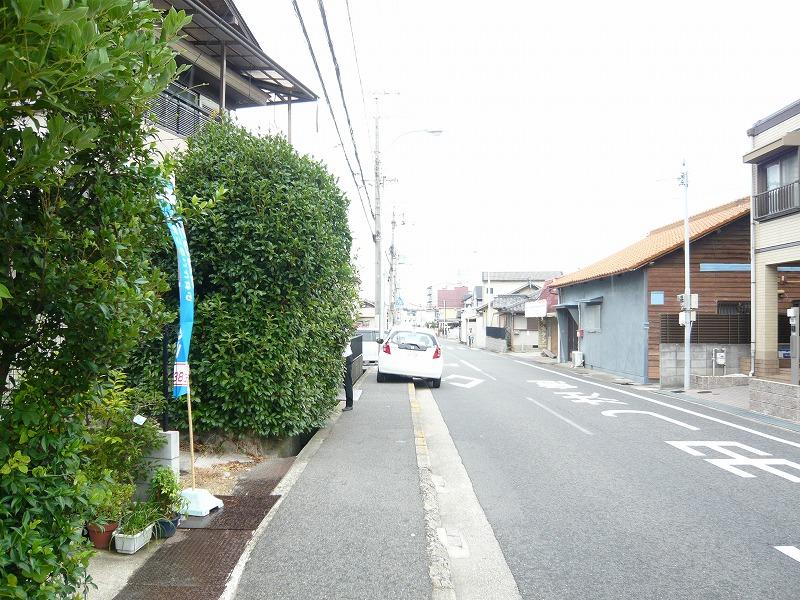 Local photos, including front road. There is also a pavement, It is spacious (^. ^)