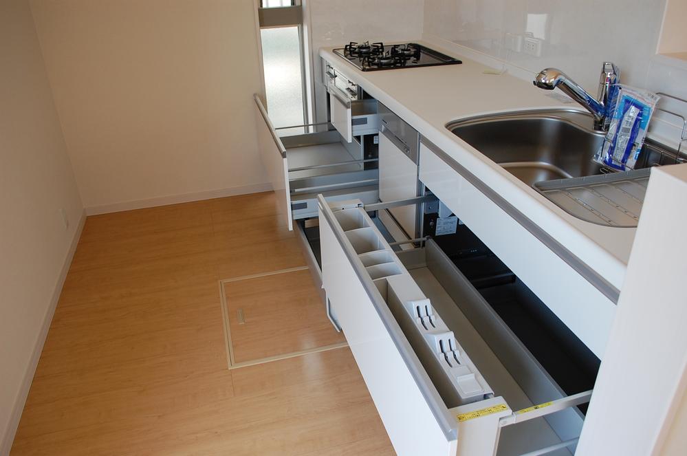 Kitchen. Cleanup made. With dish washing and drying machine. Drawer-type large-capacity storage.