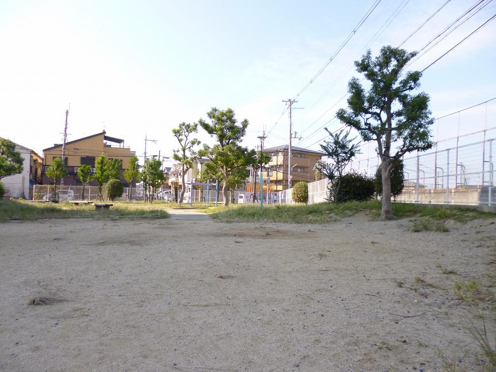 Local appearance photo. Because there is a park in the apartment site, Also play children in peace.