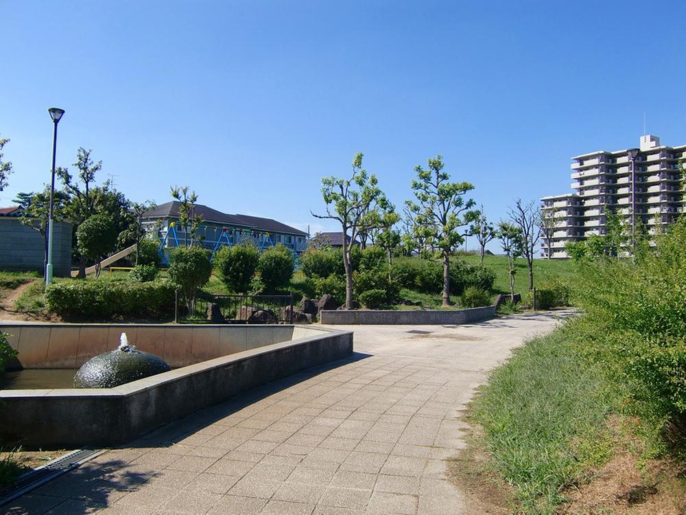 park. Until Tomi Okakita park has been developed to clean the 1230m walk 16 minutes, Blanco is in the full sense of openness park, Slide, Also aligned playground equipment such as jungle gym. There is also a covered rest area, While from playing children, It is possible to watch slowly