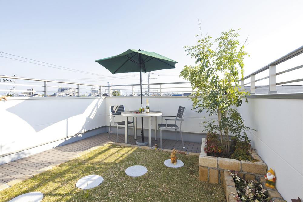 Even the sun-drenched and Sansan of blue sky, Also hog the night sky of light sparkling starry sky! Rooftop garden is the family's favorite place to spend without worrying about the public eye (model house)