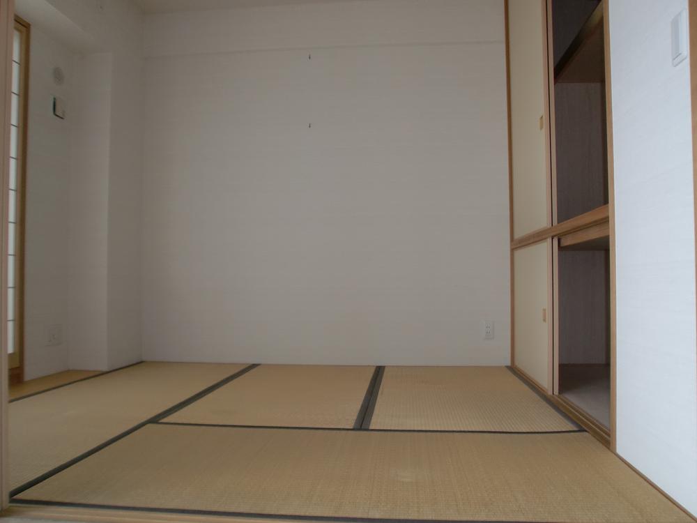 Non-living room. Settle down Japanese-style room is a must-see.