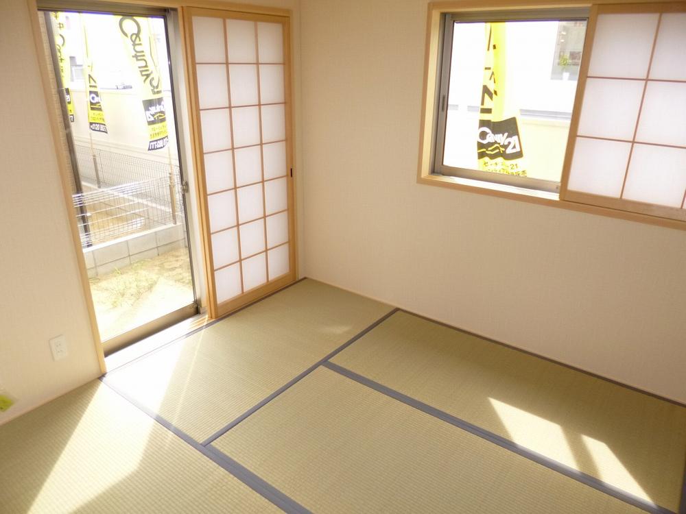 Non-living room. It is simple to make Japanese-style is also good usability as an extension of the living room as well as a drawing room