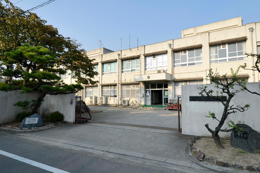 Junior high school. Tomi 1760m up the hill junior high school