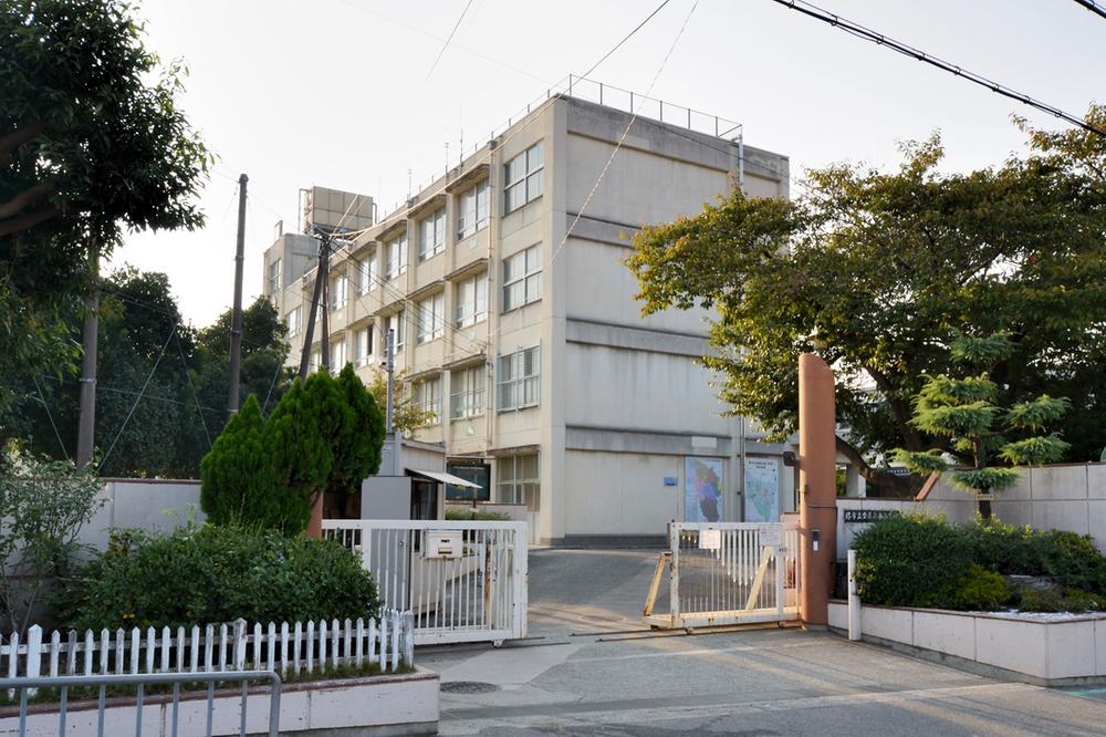 Primary school. Tomi Okaminami until elementary school 720m