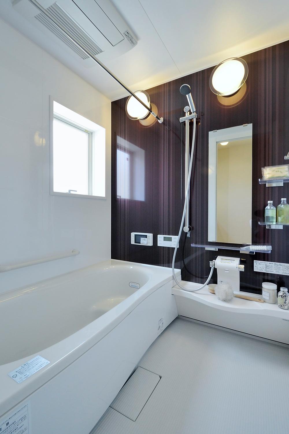 Bathroom. Bathroom bathroom heating dryer and bathroom TV is standard equipment. If tired spacious bathtub, Likely blown off also tired of the day. (Model house)