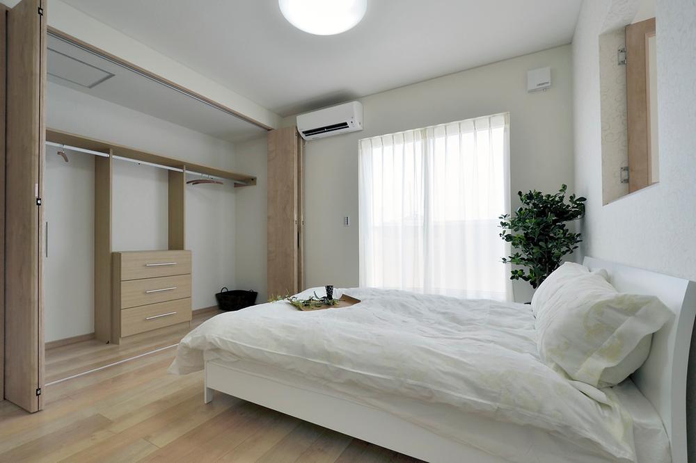 Non-living room. Providing a wide large closet in the main bedroom breadth of and spacious, You can always refreshing use the room. (Model house)