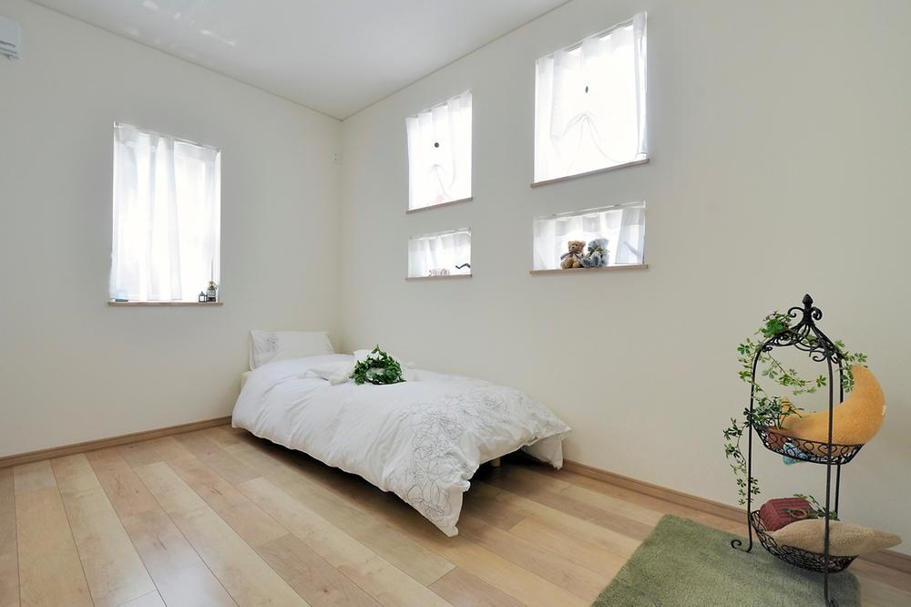 Non-living room. Providing a storage of large capacity on the second floor of each room, Together with enhance the functionality, Produce a refreshing space. (Model house)