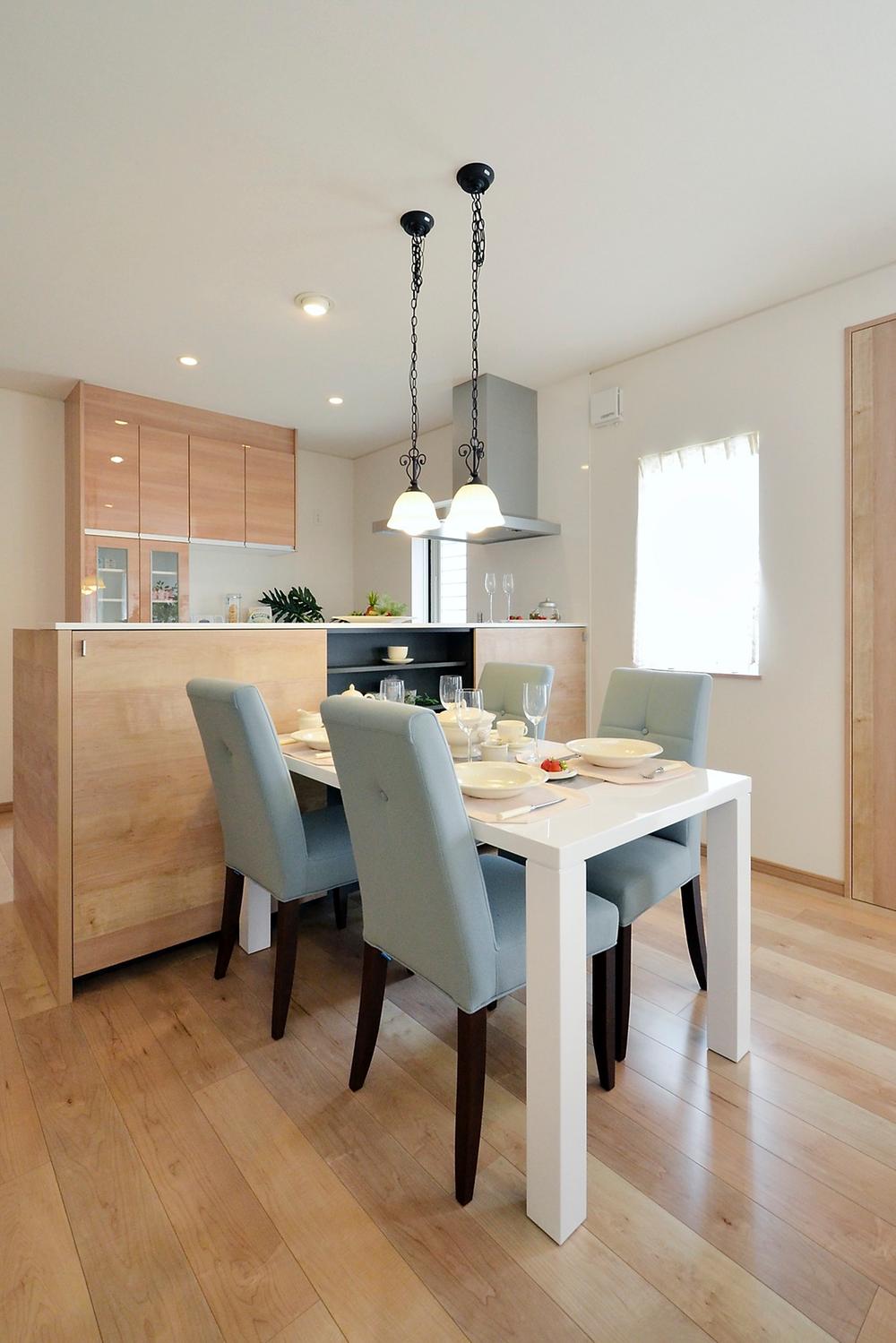 Kitchen. While aligning family and face with a face-to-face kitchen, The dishes. Not only peace of mind because the appearance of a child is seen, Increase the communication between nature and family. (Model house)