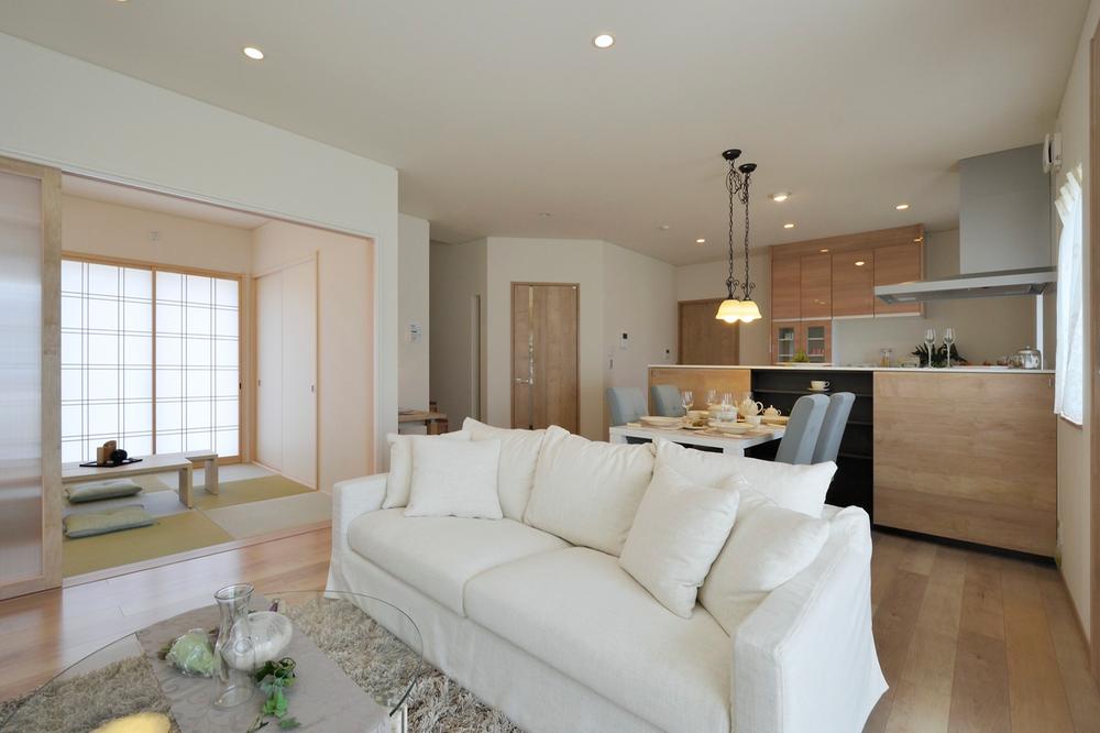 Living. Living to be a Japanese-style room and fit and 23.5 quires large space of. Also as a place of recreation and relaxation for family, Also as a place for gatherings of invited guests, I always likely to overflowing smile. (Model house)
