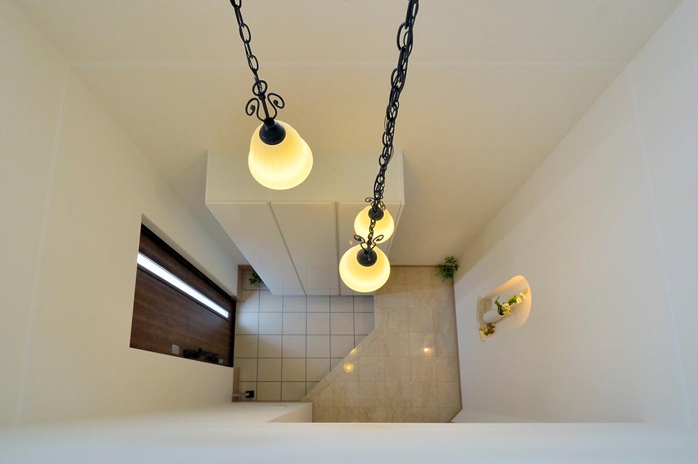 Entrance. Entrance as seen from the atrium. Paste the marble on the floor of the hall, It established a niche in the wall. Large shoes BOX also standard equipment. Space to feel the room as a place to greet the customers. (Model house)