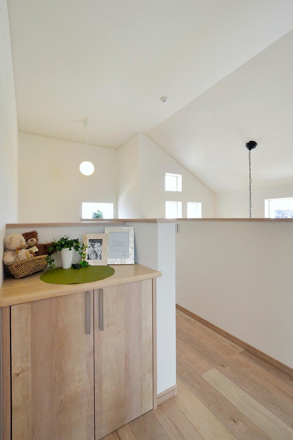 Other introspection. Set up a convenient shelf for storage of small items on the second floor hallway part. Also it can be utilized in the gallery space at the top of the shelf to decorate flowers and photos. (Model house)